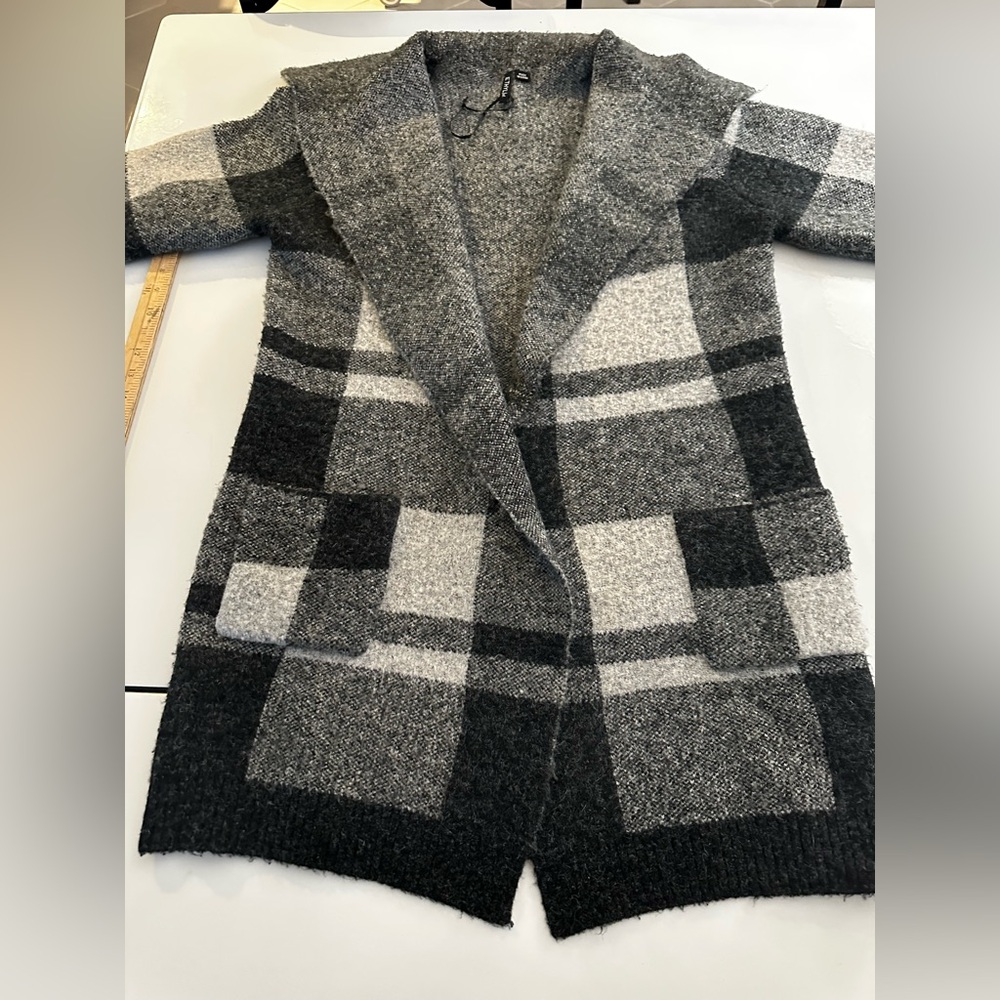 EUC•Cozy Gray Plaid Open Sweater